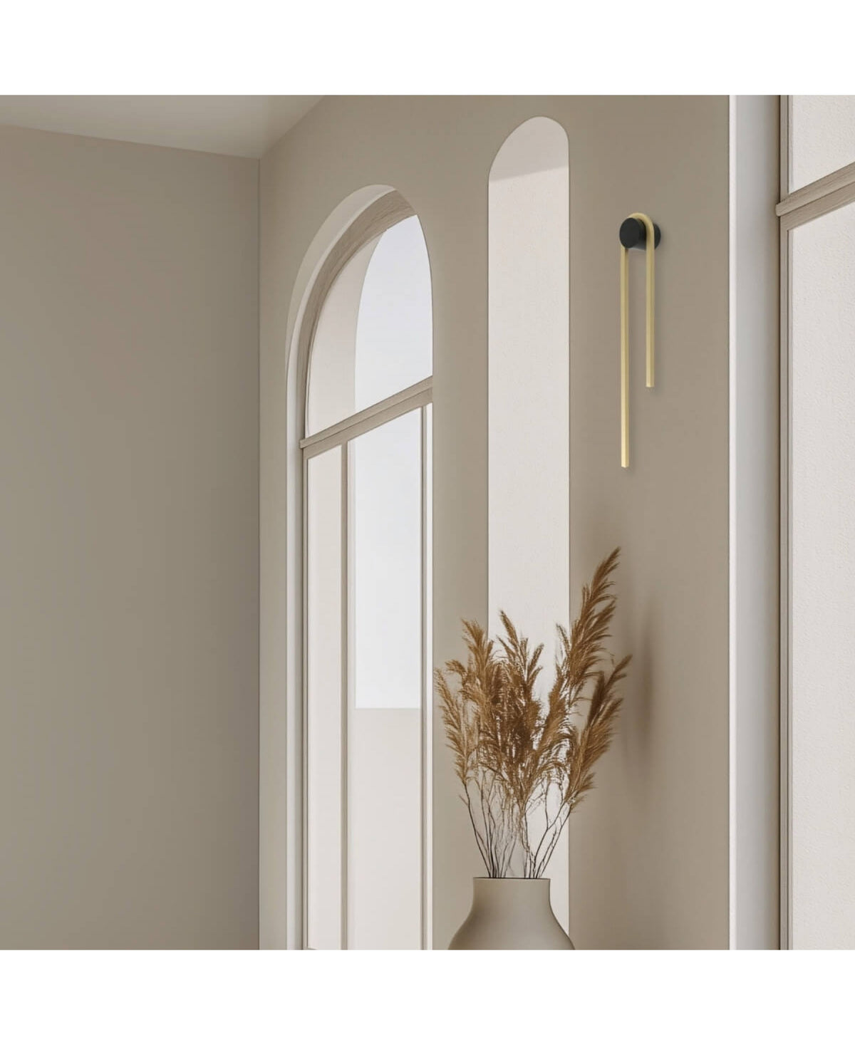 Vue en situation du luminaire mural dans un décor beige avec grandes fenêtres cintrées.