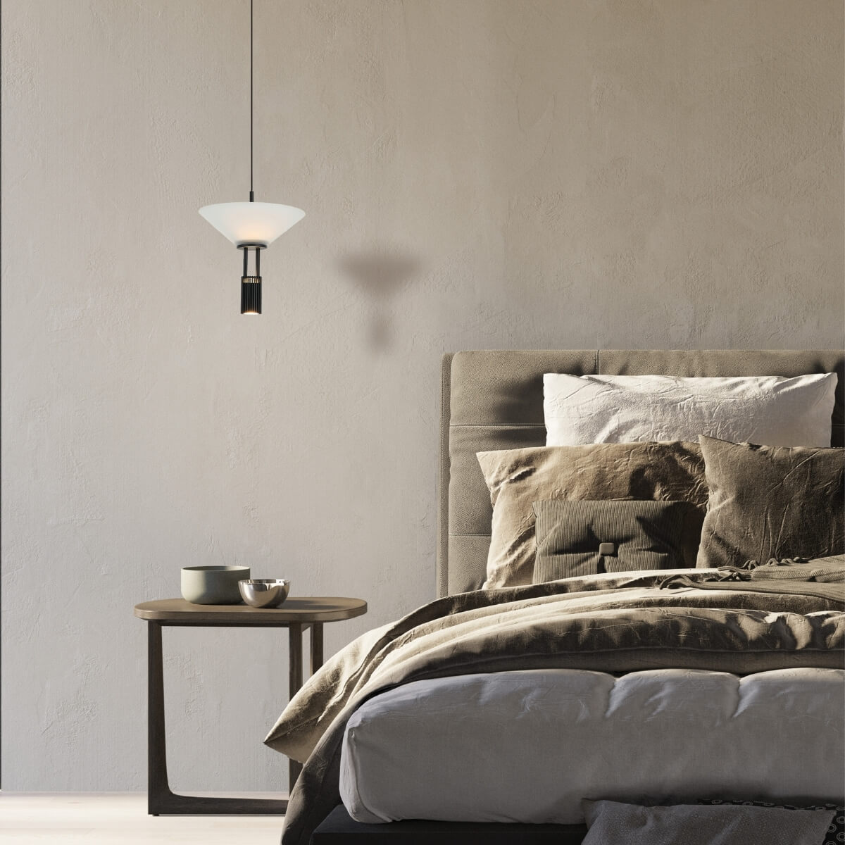 Vue de détail du luminaire suspendu, ombre portée sur un mur beige texturé