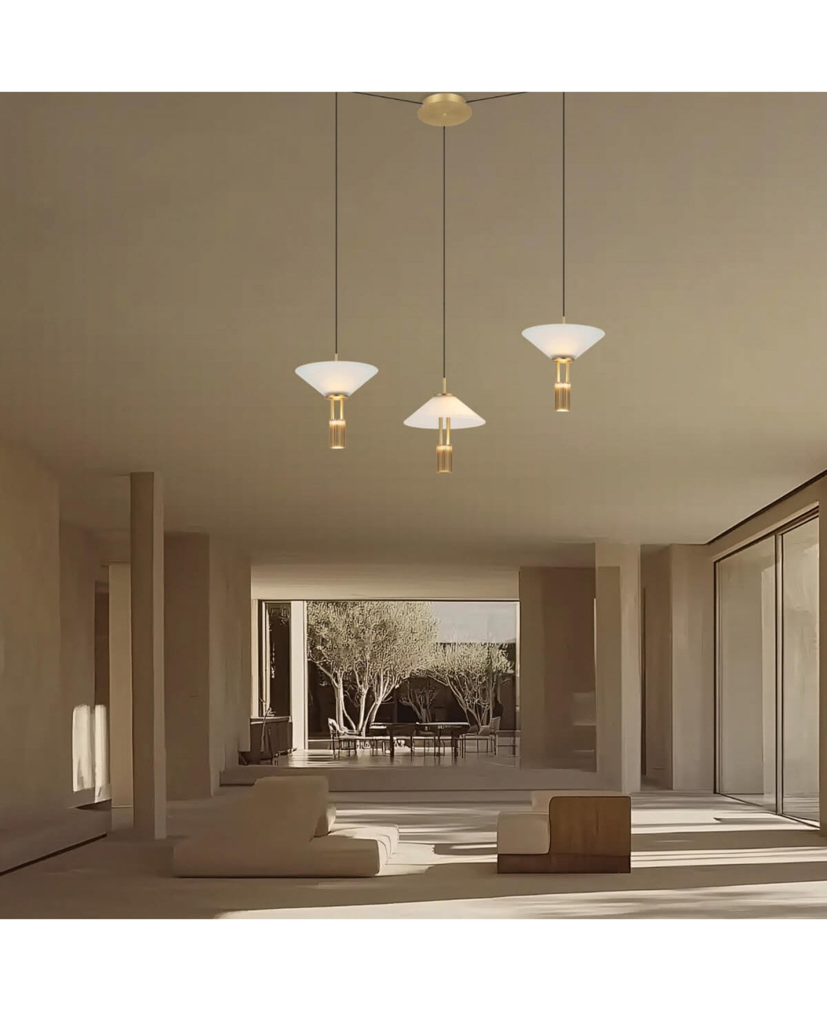 Ambiance architecturale beige, luminaire suspendu trois points diffusant une lumière chaude tamisée
