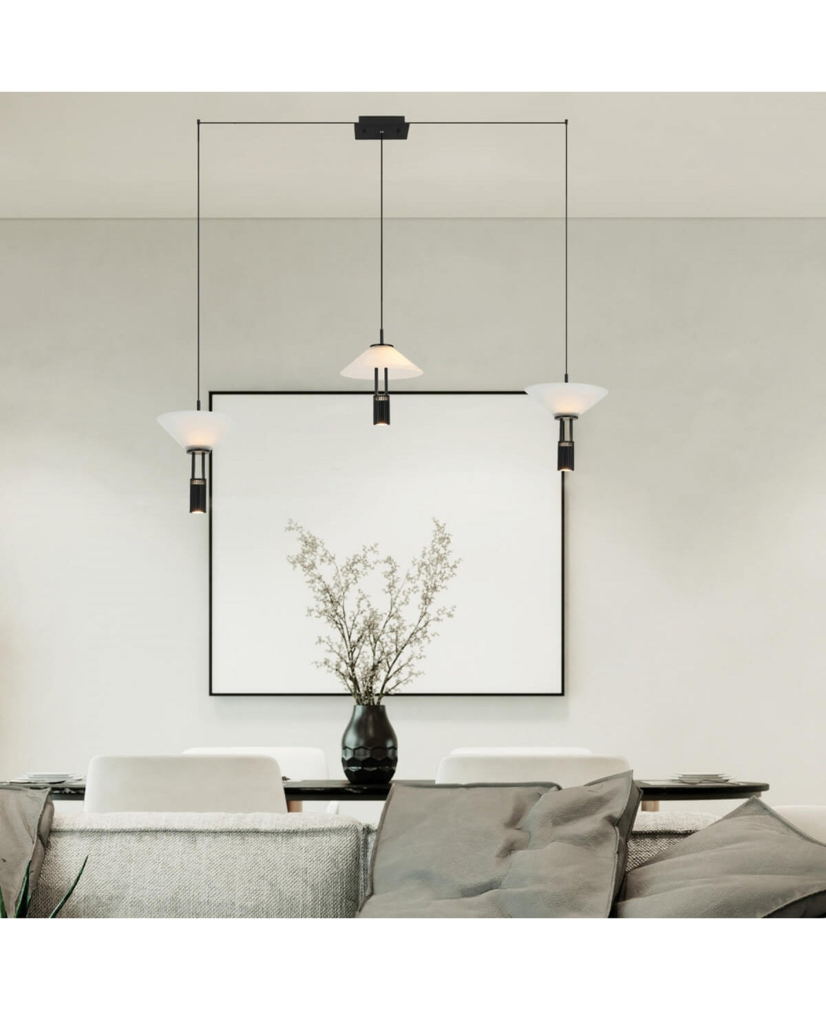Détail de la suspension noire et de ses diffuseurs coniques au-dessus du salon.