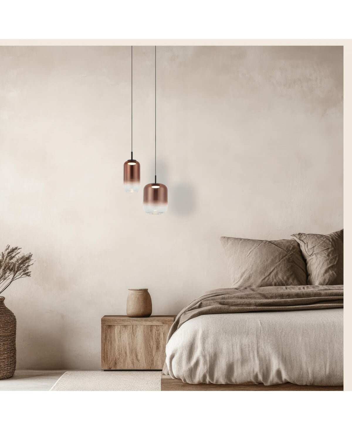 Scène de chambre minimaliste avec suspensions cuivrées, lit en lin et panier tressé.