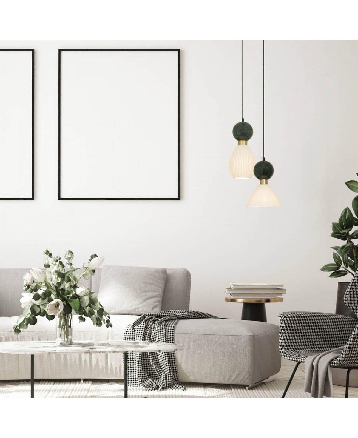 Vue rapprochée de l'ambiance salon avec suspensions, plantes, coussins et grand cadre blanc.