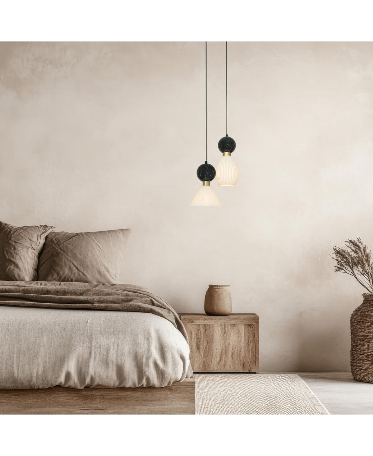 Ambiance chambre complète avec lit beige, suspensions éclairées et mur texturé