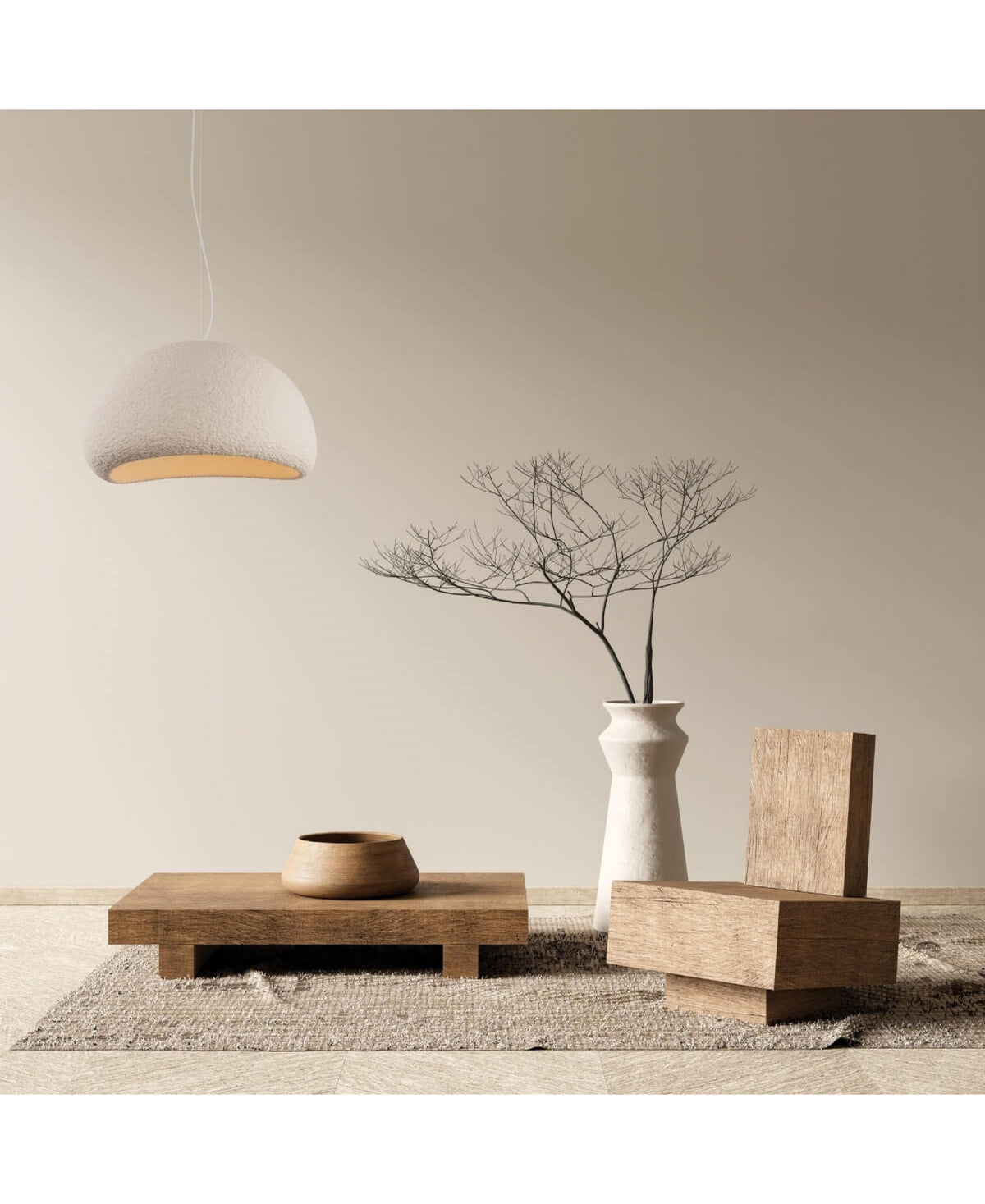Ambiance zen avec le luminaire suspendu, vase en céramique, branche sèche et modules bois