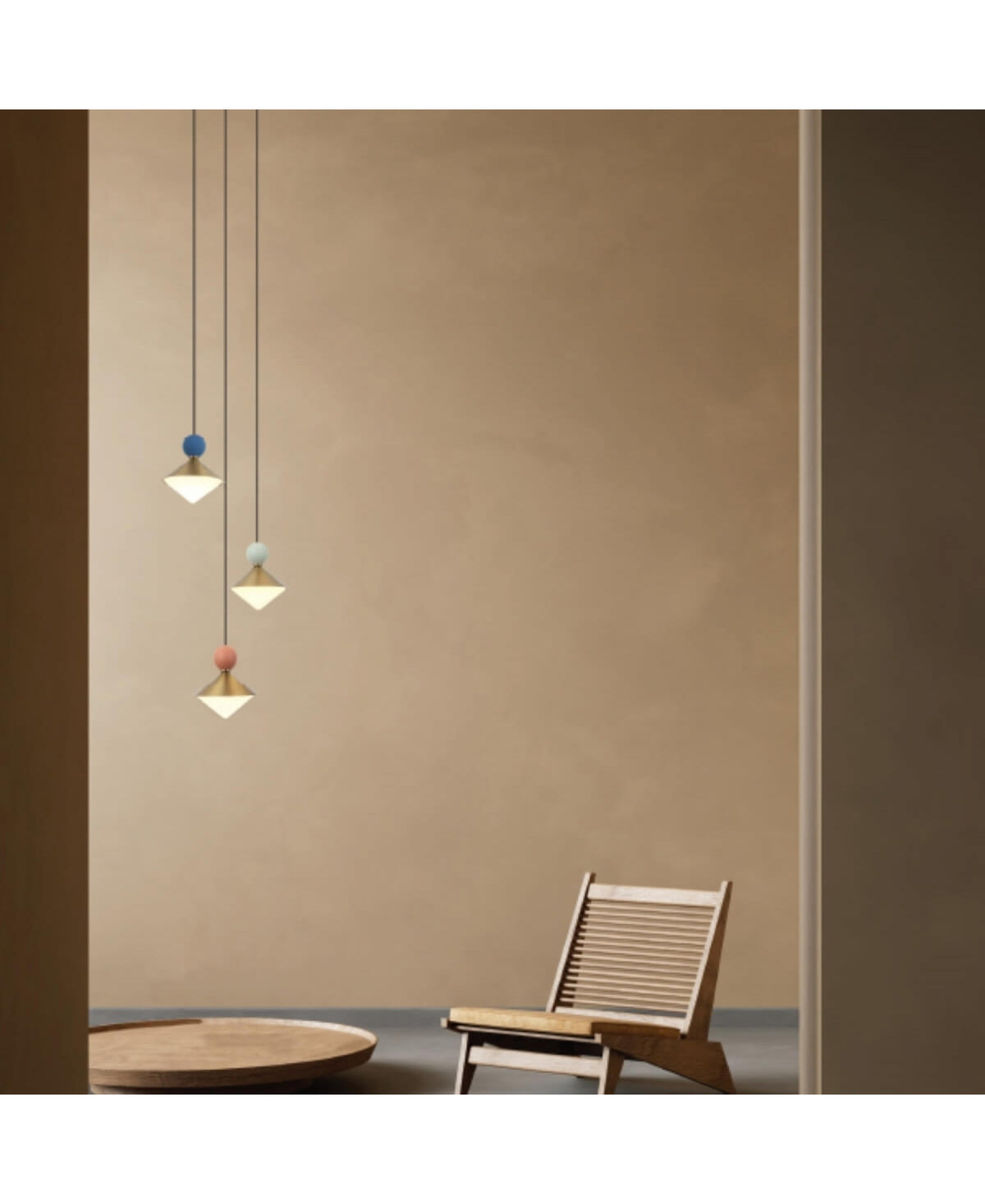 Intérieur minimaliste beige avec le luminaire suspendu et un fauteuil bois