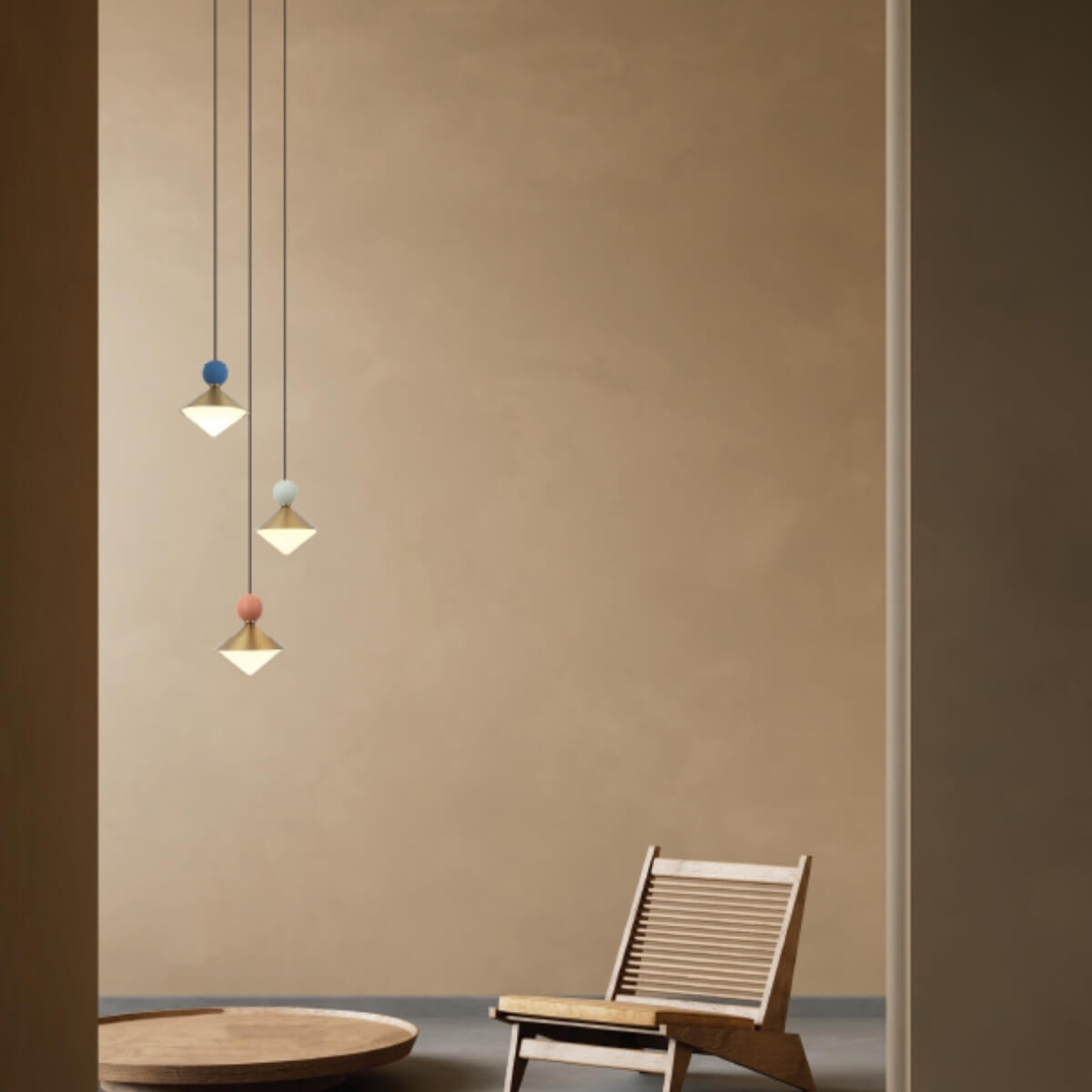 Ambiance rapprochée montrant les halos lumineux chauds et une table basse