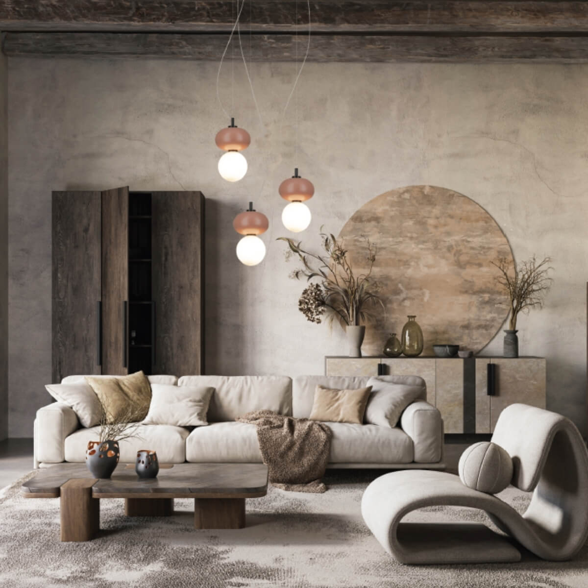 Mise en ambiance salon avec trois suspensions roses et globes blancs allumés.