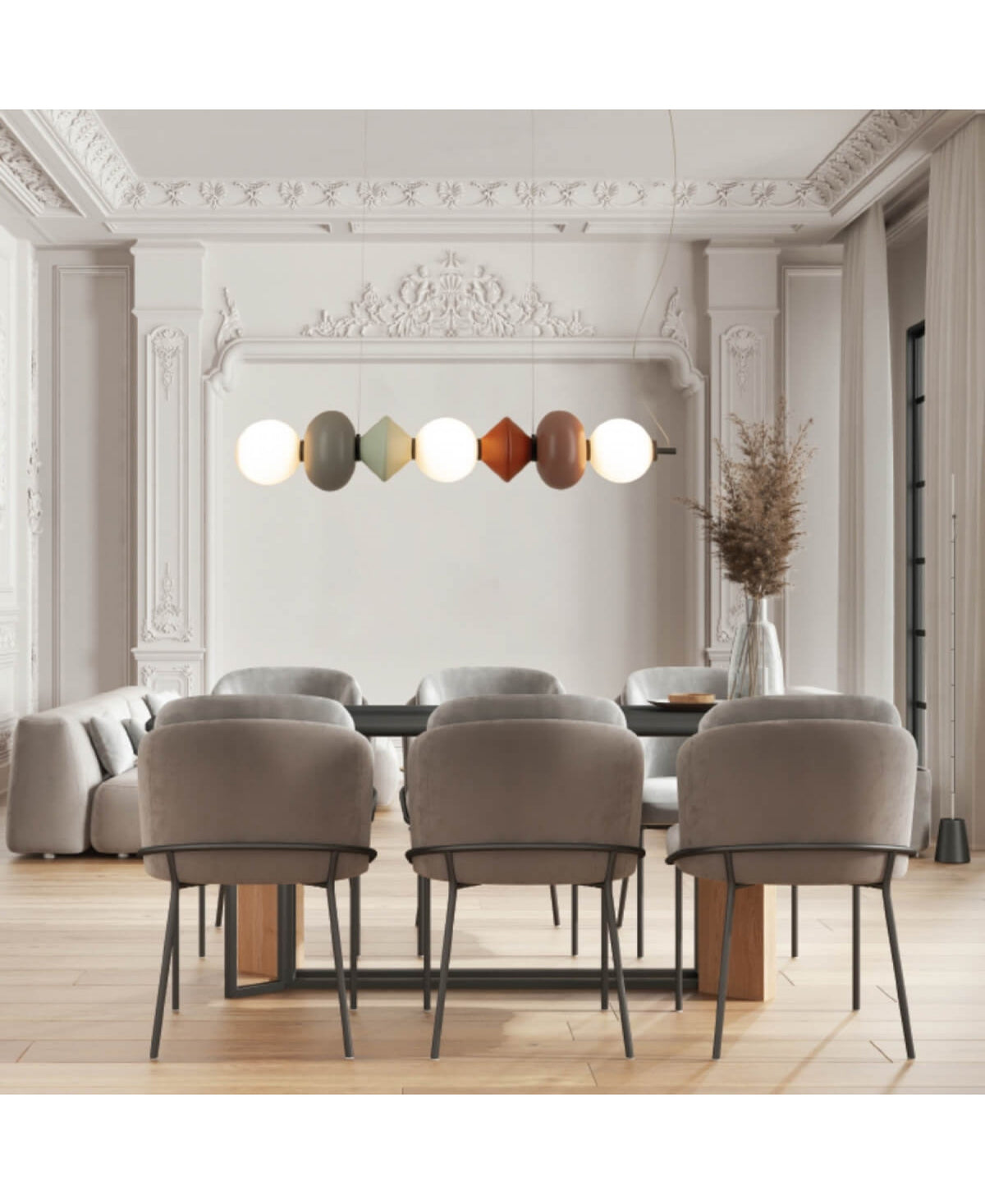 Vue d'ensemble du luminaire suspendu au-dessus d'une table et de chaises grises.