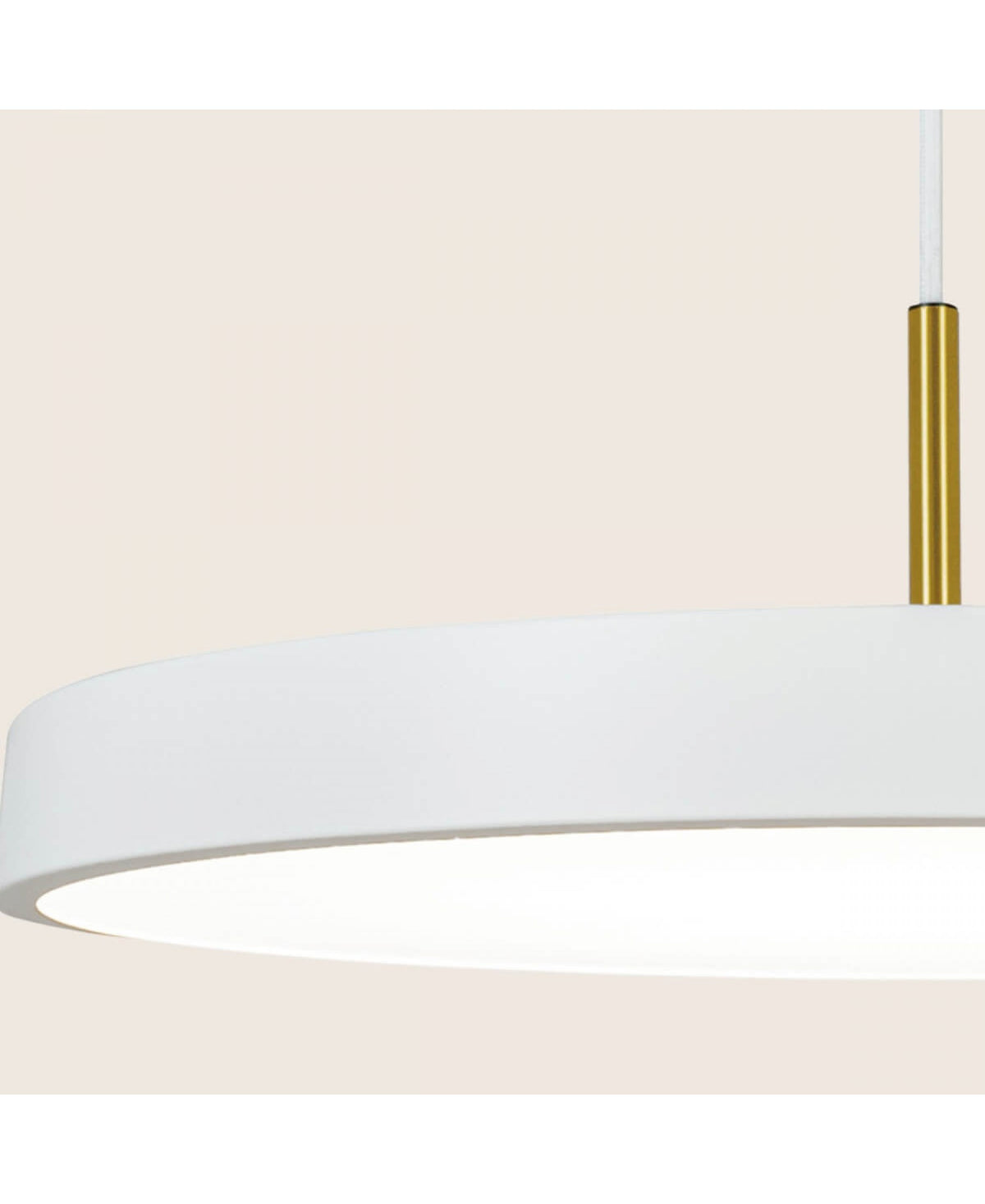 Gros plan du diffuseur blanc et de la tige laiton sur fond beige