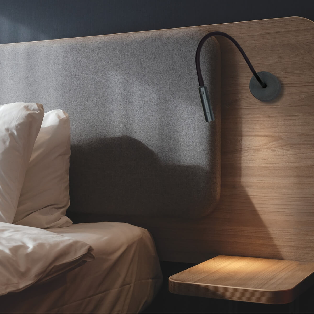 Vue en situation dans une chambre, lumière chaude éclairant le chevet