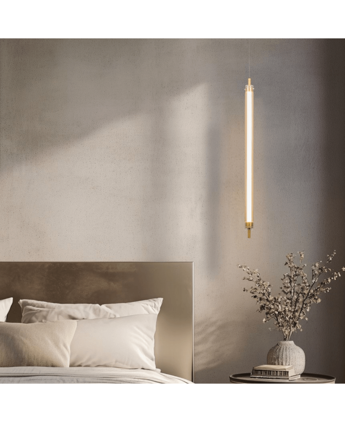 Ambiance chambre avec tête de lit métal, lampe suspendue et vase de fleurs séchées