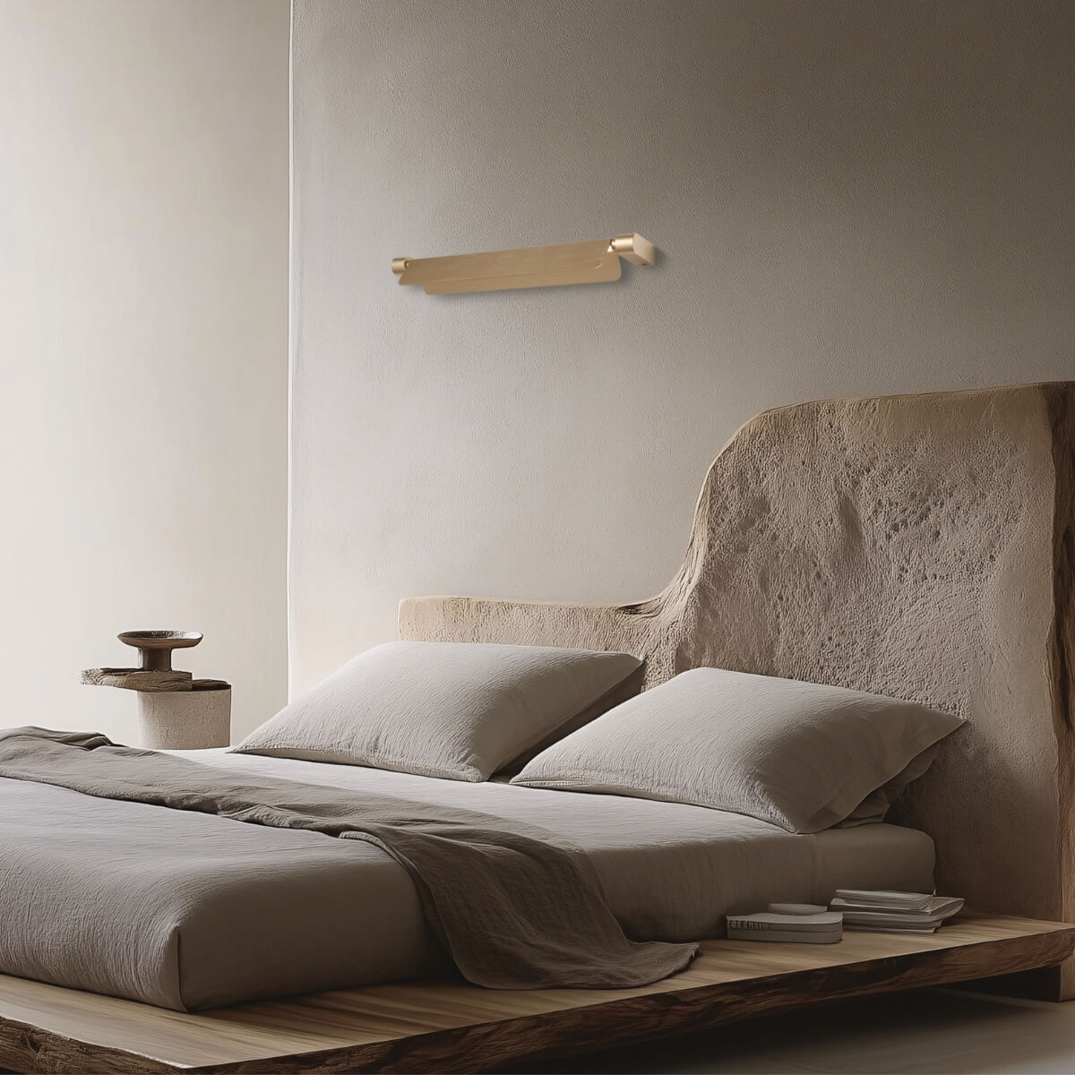 Même chambre vue de plus près, éclairage indirect soulignant le mur texturé beige