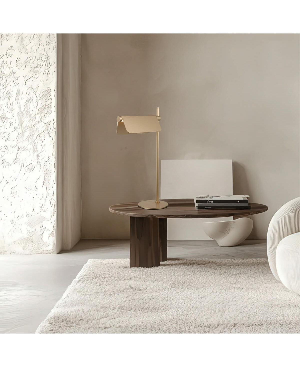 Intérieur épuré montrant la lampe sur table basse, tapis moelleux et fauteuil.