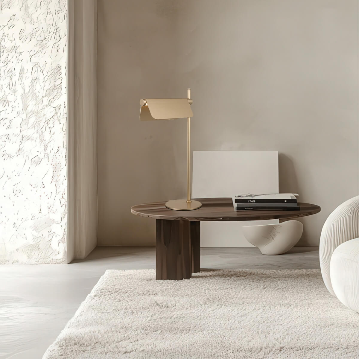 Lampe allumée sur table basse en bois, décor minimaliste aux tons crème.