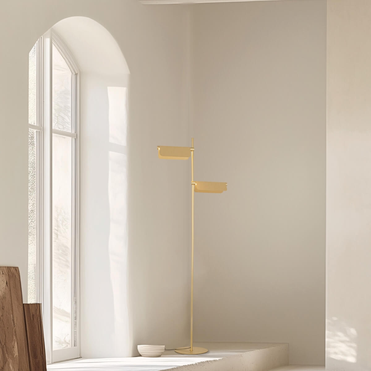 Vue en situation du lampadaire sur pied dans une pièce minimaliste à la lumière naturelle