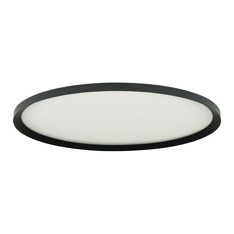 Vue en perspective du luminaire rond, cerclage noir et vasque blanche légèrement bombée