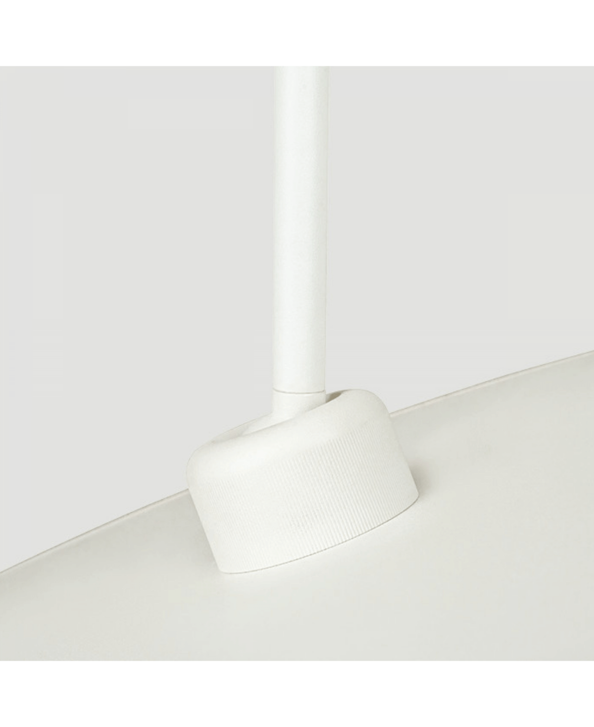 Détail du diffuseur et de la tige, boîtier strié et finition blanc sable
