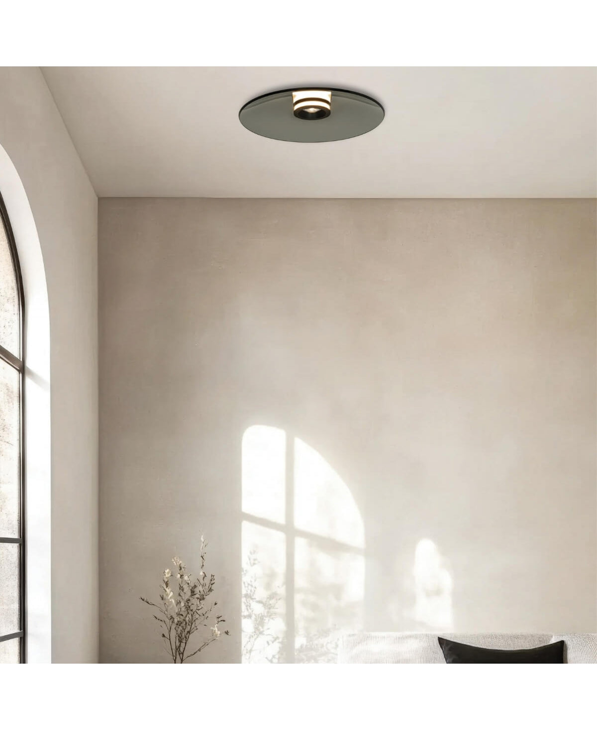 Vue de la pièce montrant le luminaire au plafond au-dessus d'un canapé clair