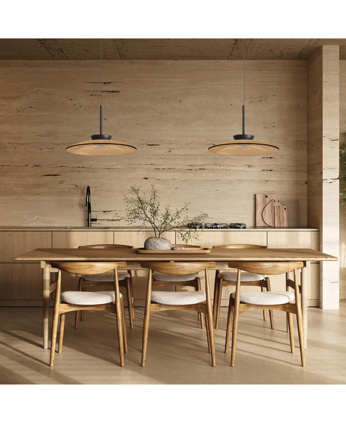 Vue large de la pièce montrant la lumière chaude diffusée sur le mobilier