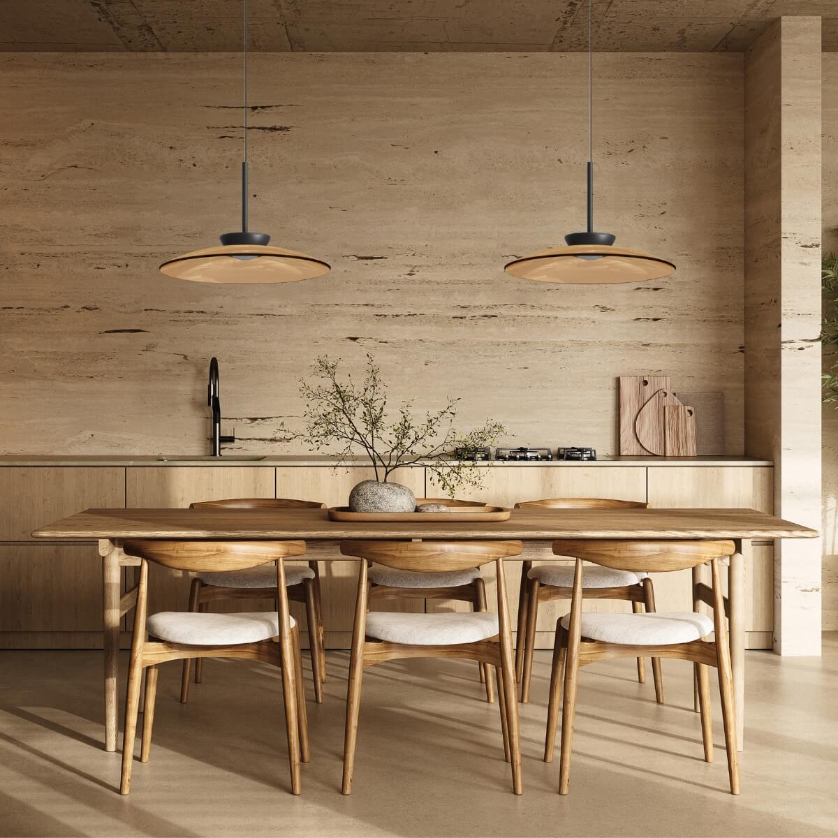 Mise en ambiance salle à manger, deux luminaires suspendus éclairant une table massive