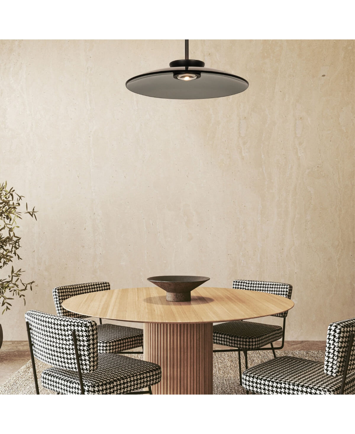Ambiance intérieure avec le suspendu allumé, table ronde et chaises pied-de-poule.