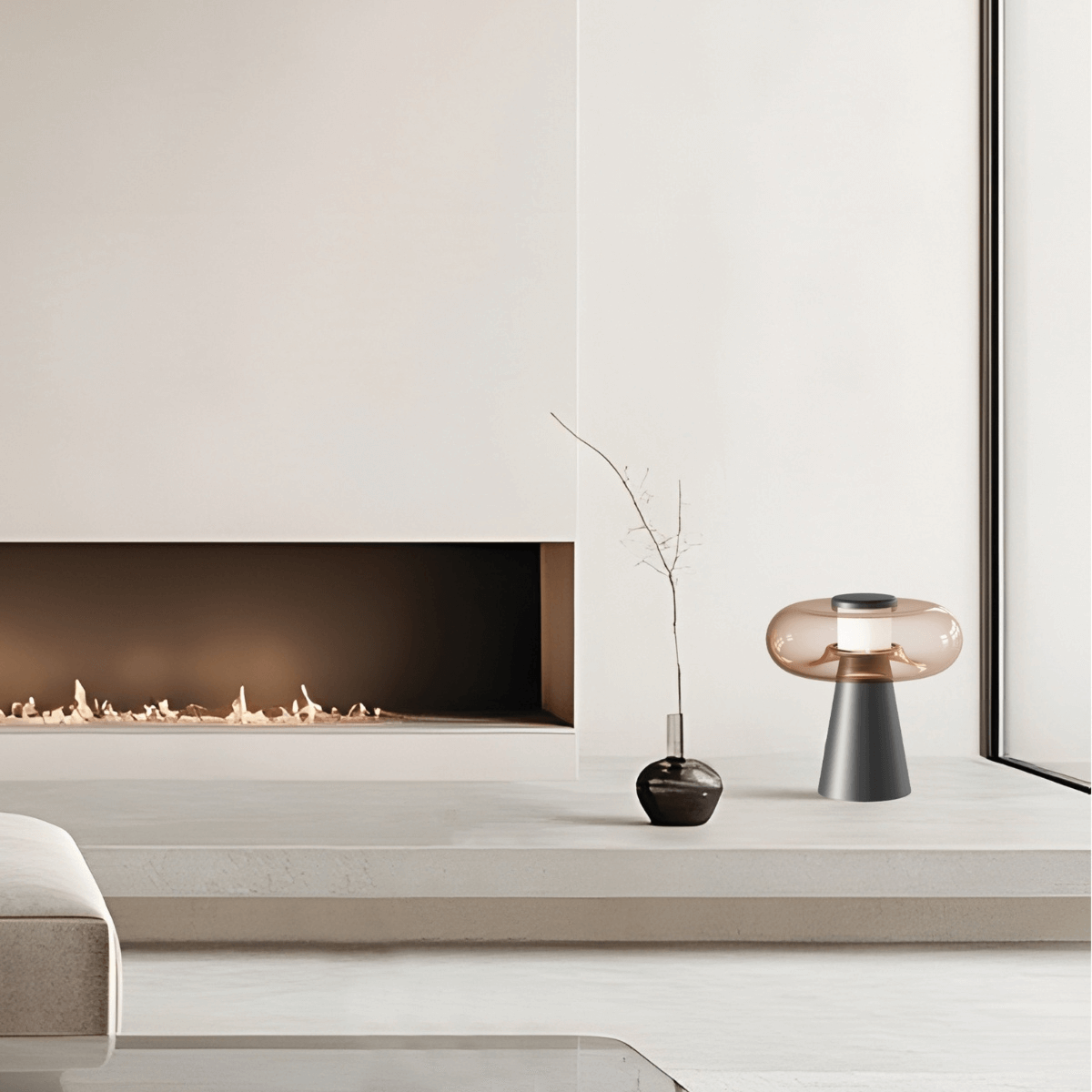 Scène d'intérieur minimaliste, luminaire allumé près d'un vase et d'une cheminée en fond