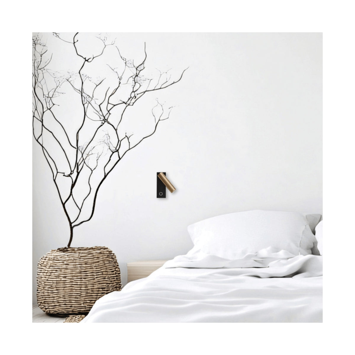 Ambiance nuit zen avec applique murale orientable éclairant le mur blanc