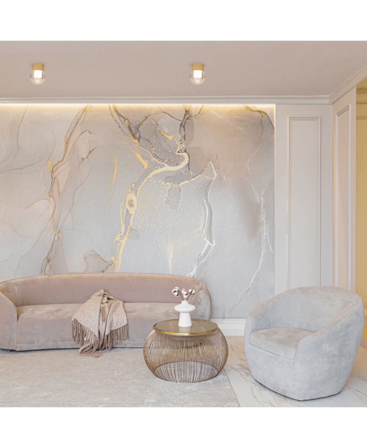 Salon moderne avec deux plafonniers dorés et mur décoratif en marbre clair