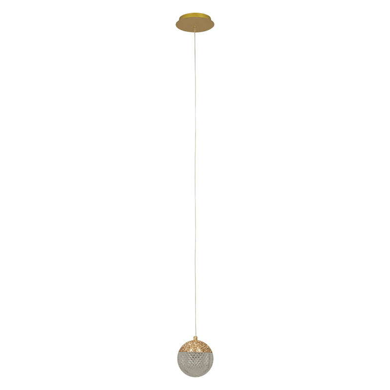 Vue d'ensemble du luminaire suspendu, rosace dorée et sphère en bas.