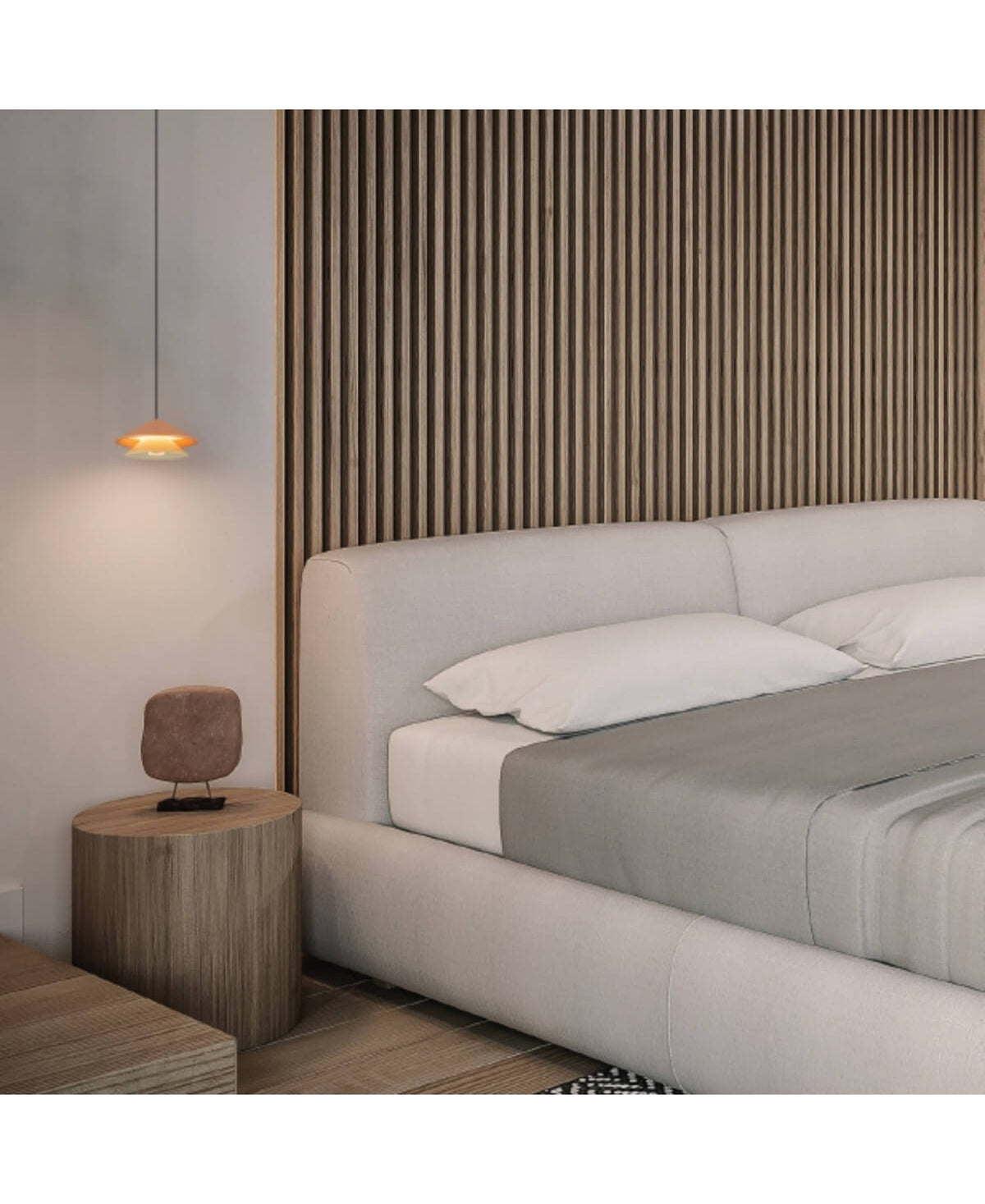 Vue rapprochée du luminaire éclairé dans une chambre aux teintes bois