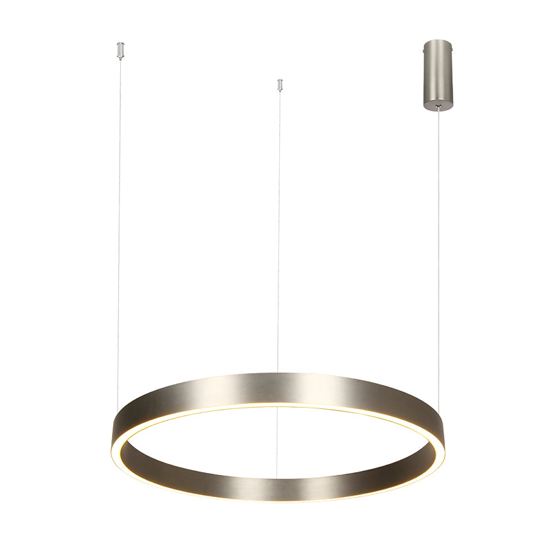 Vue de face du luminaire circulaire suspendu, anneau métallique avec éclairage direct et indirect.