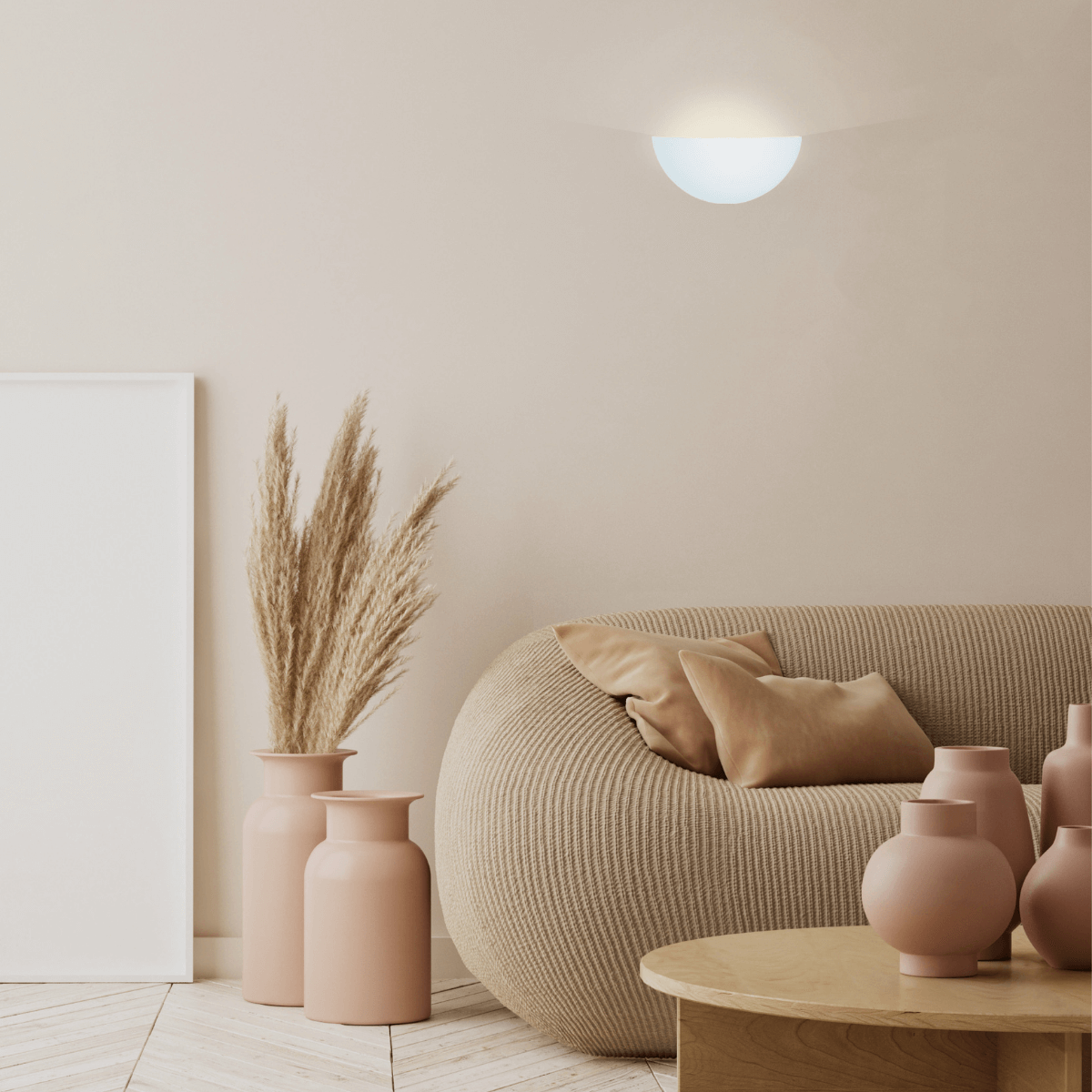 Mise en ambiance salon beige avec applique murale demi-sphère allumée, fixée en hauteur.