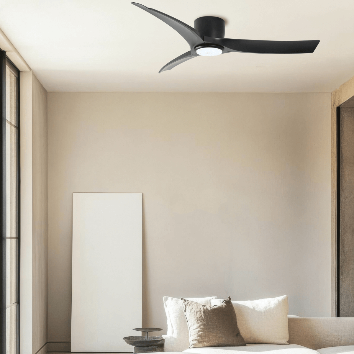 Mise en ambiance dans un salon moderne, ventilateur noir fixé au plafond