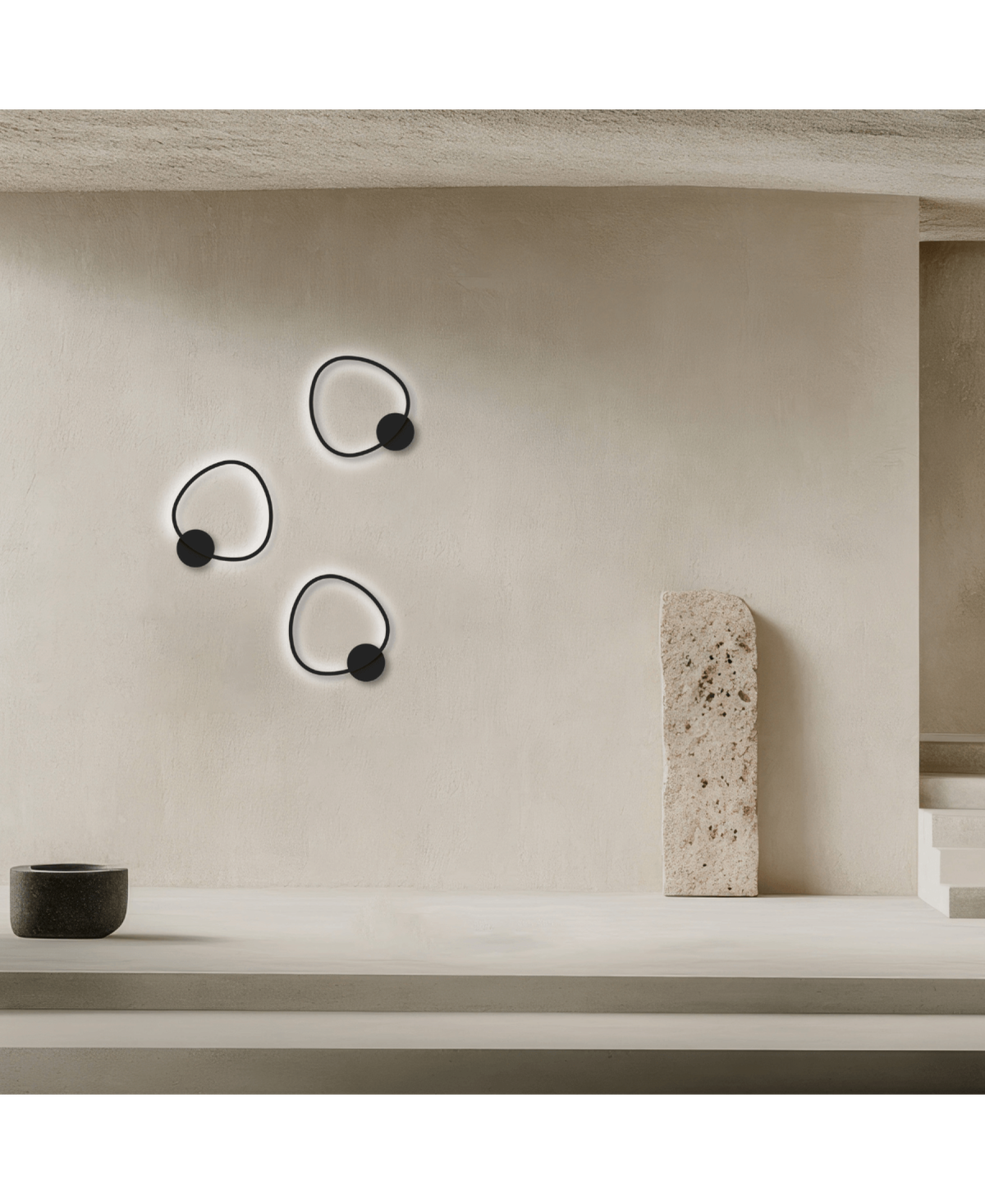 Mise en ambiance large avec appliques murales, bloc de travertin et marches