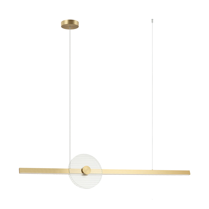 Luminaire suspendu de face, long profil doré traversant un verre strié