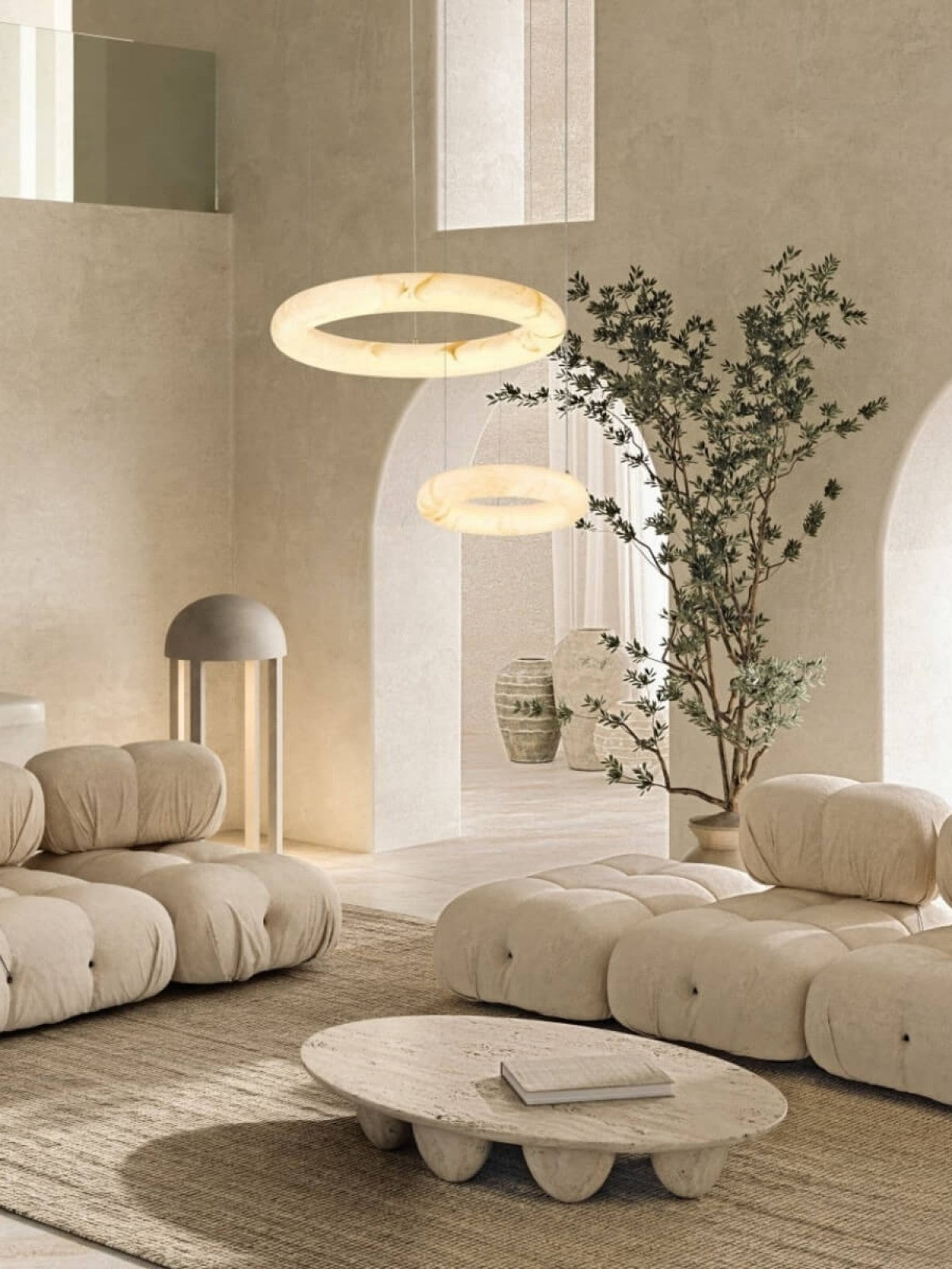 Vue rapprochée de l'anneau lumineux allumé dans un intérieur aux arches crème