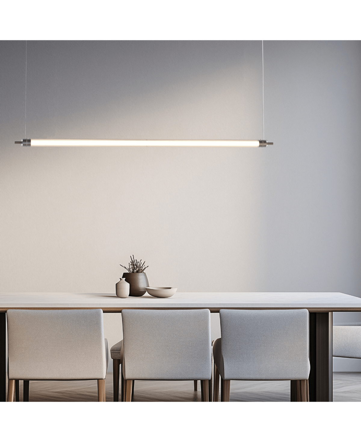 Scène d'intérieur montrant le luminaire éclairé au-dessus d'une table et de chaises.