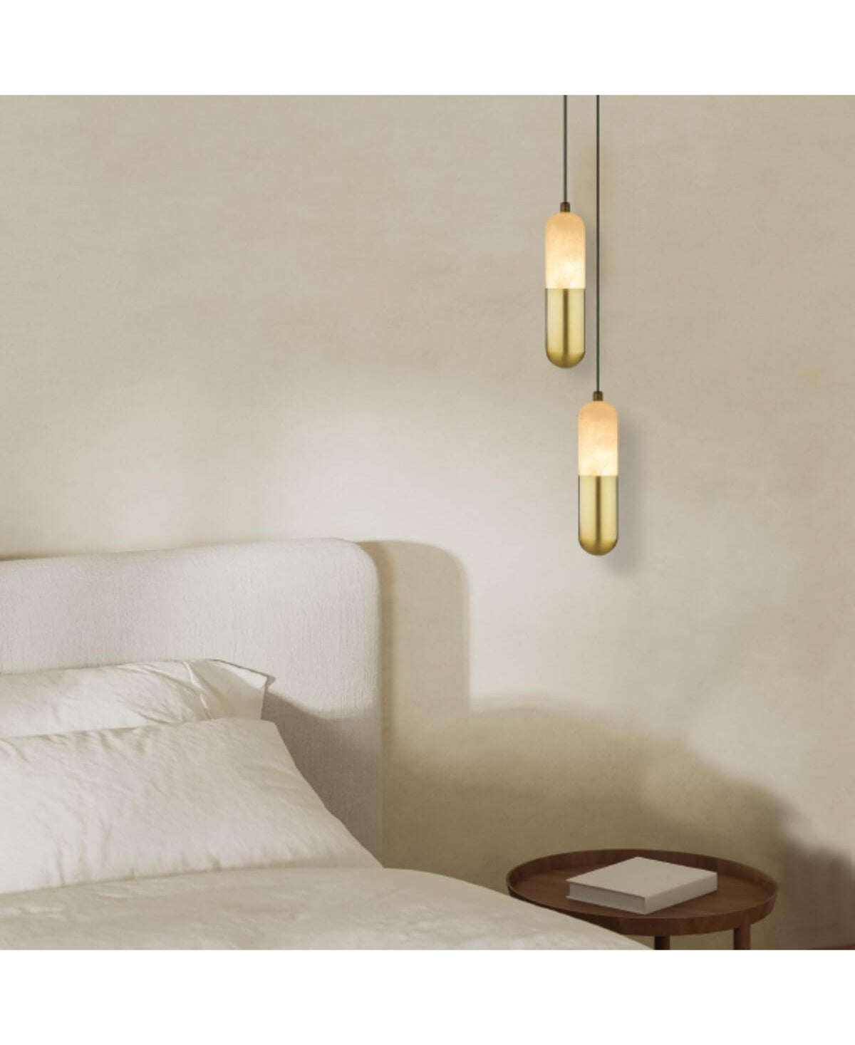 Ambiance chambre épurée, suspension double en laiton et albâtre au-dessus du chevet