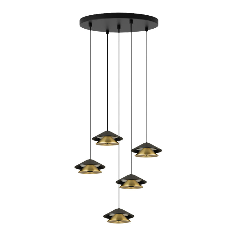Vue de face du luminaire, capots noirs mats surmontant les coupelles dorées brossées