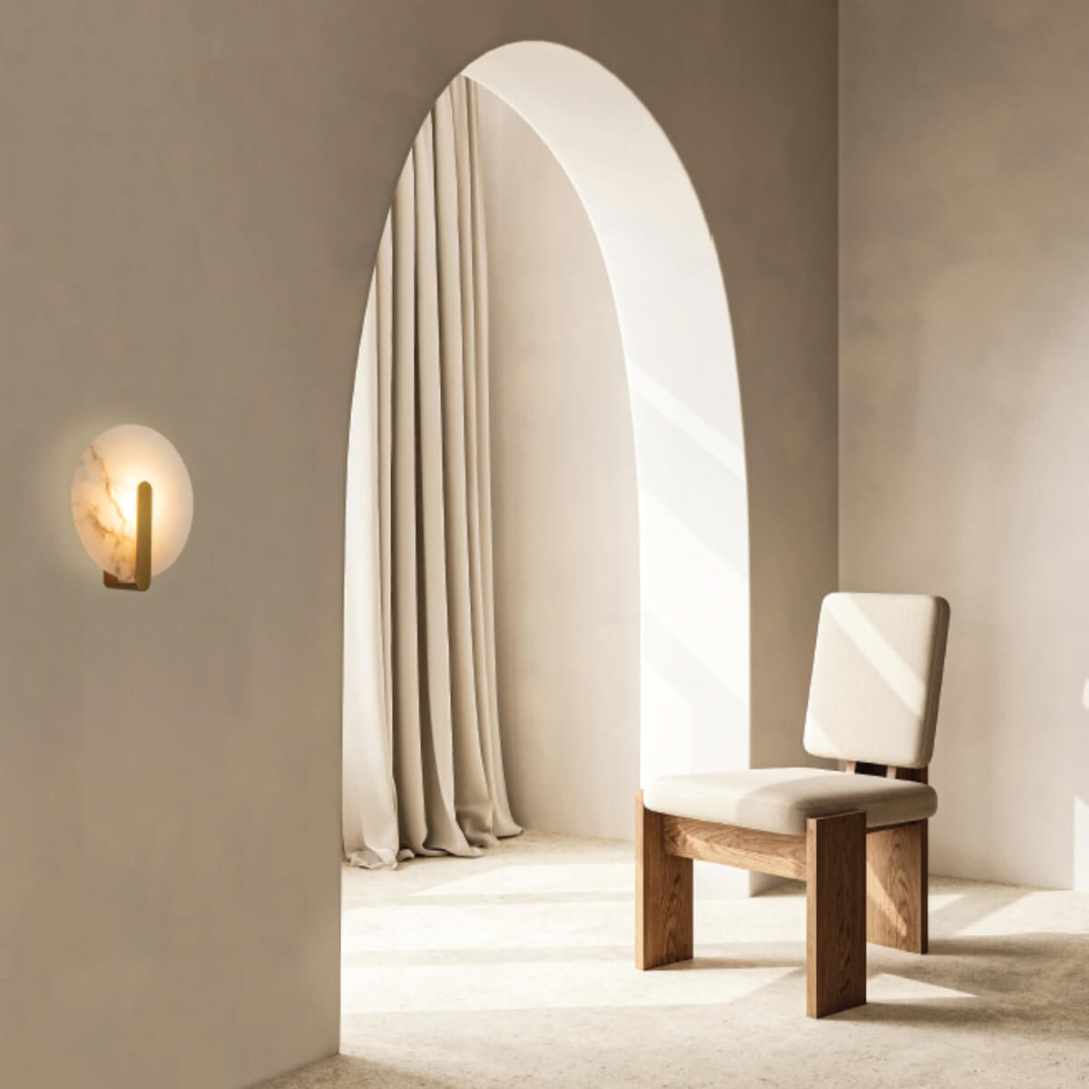 Vue d'ensemble du salon avec fauteuil en bois et applique murale allumée.