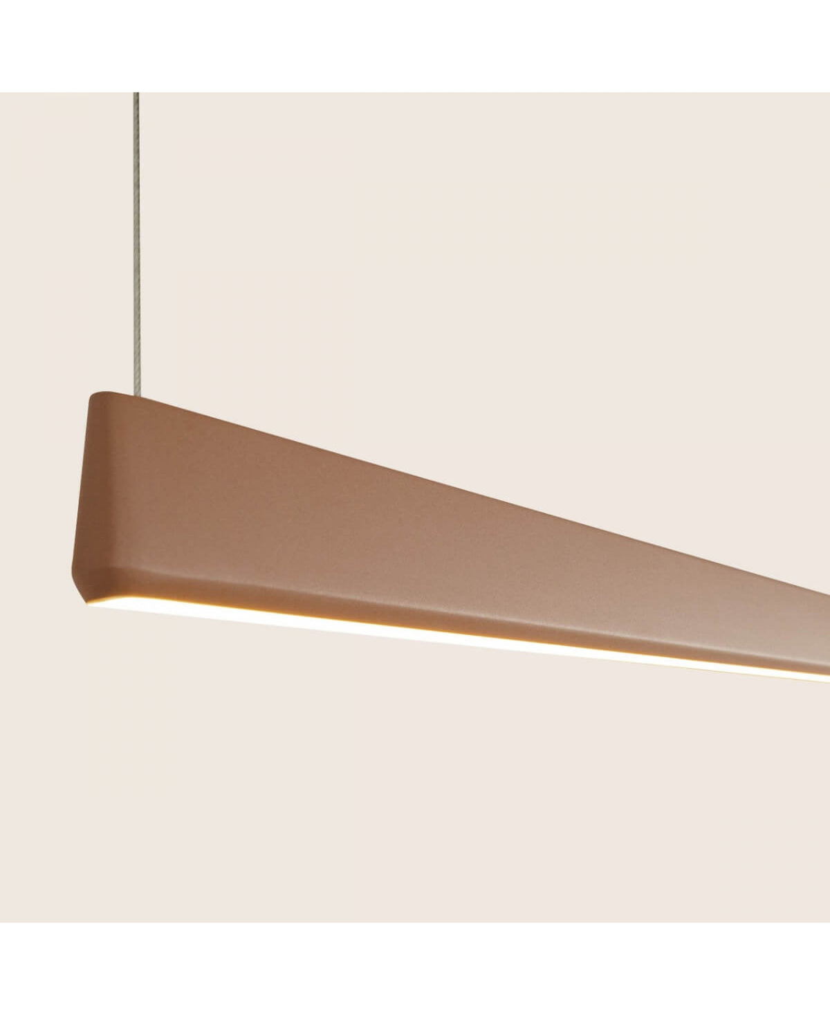 Gros plan sur l'extrémité biseautée et le ruban LED allumé
