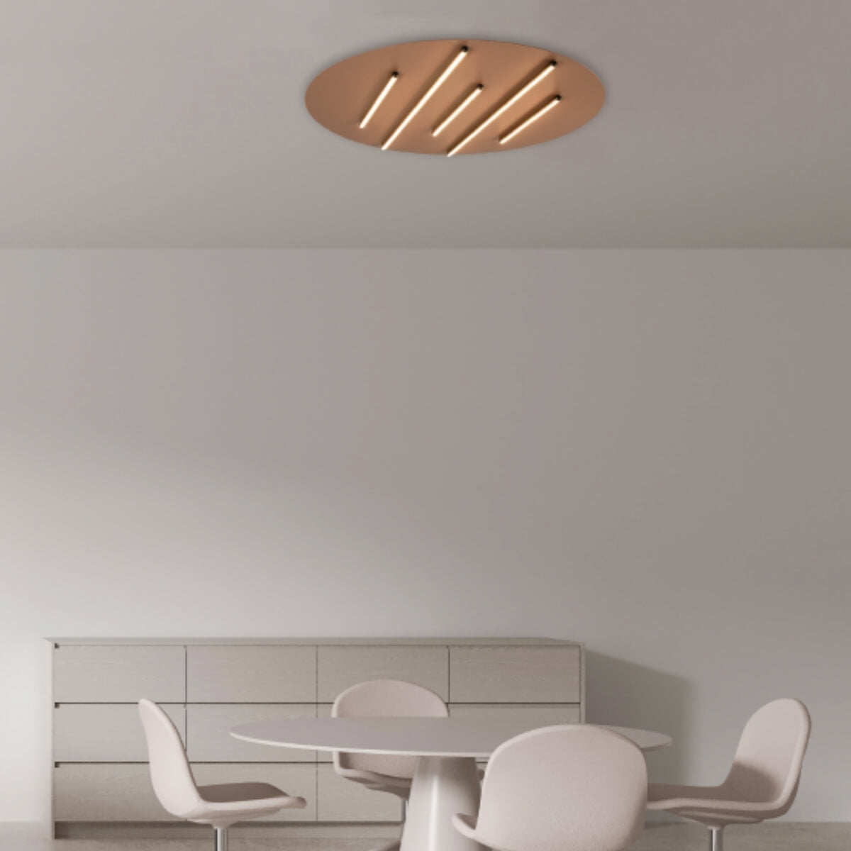 Gros plan du luminaire allumé au plafond, lumière chaude sur mur clair
