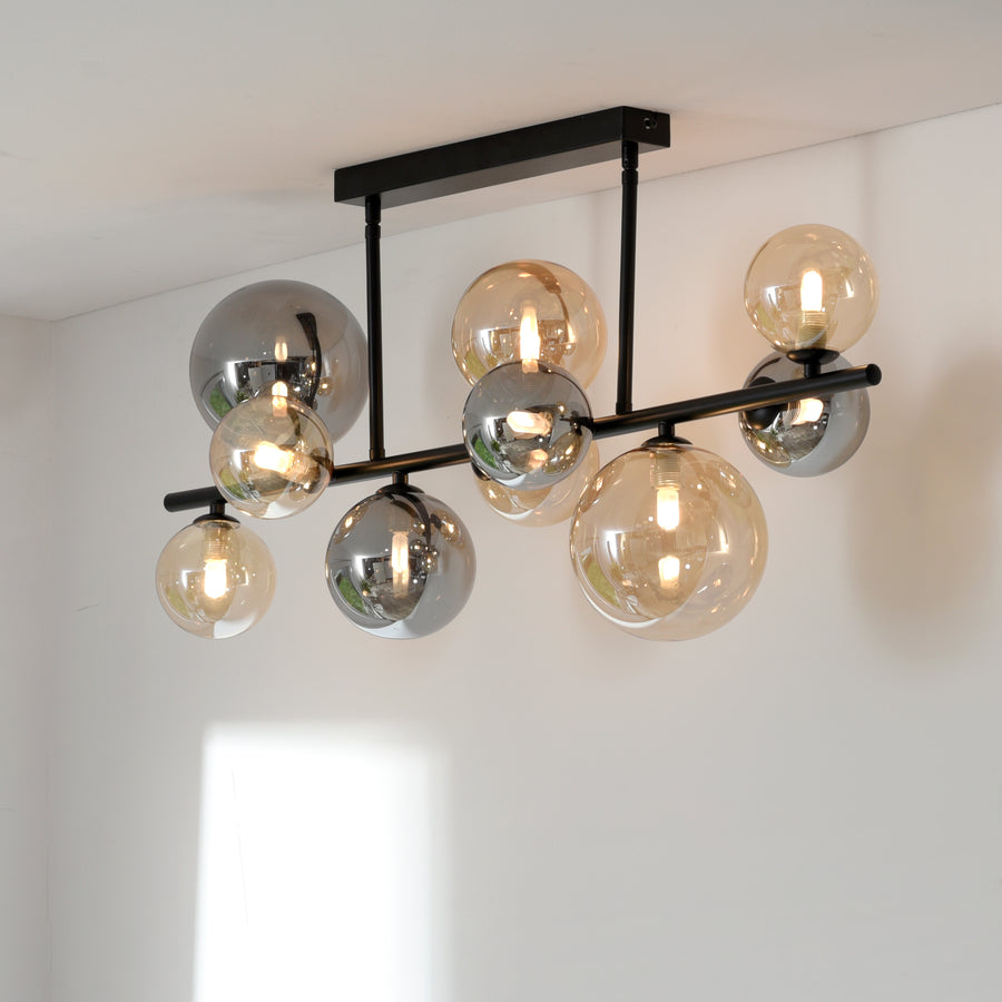 Plafonnier installé au plafond blanc, vue rapprochée des dix globes