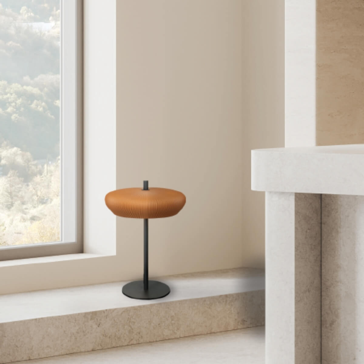 Vue d'ensemble dans un intérieur minéral, lampe sur appui de fenêtre