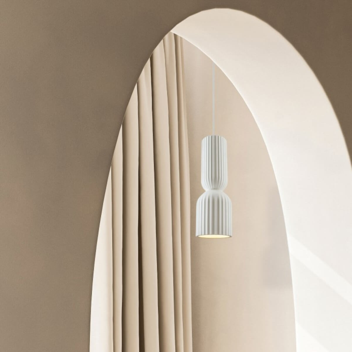 Vue rapprochée du luminaire allumé dans une alcôve au rideau drapé, décor minimaliste