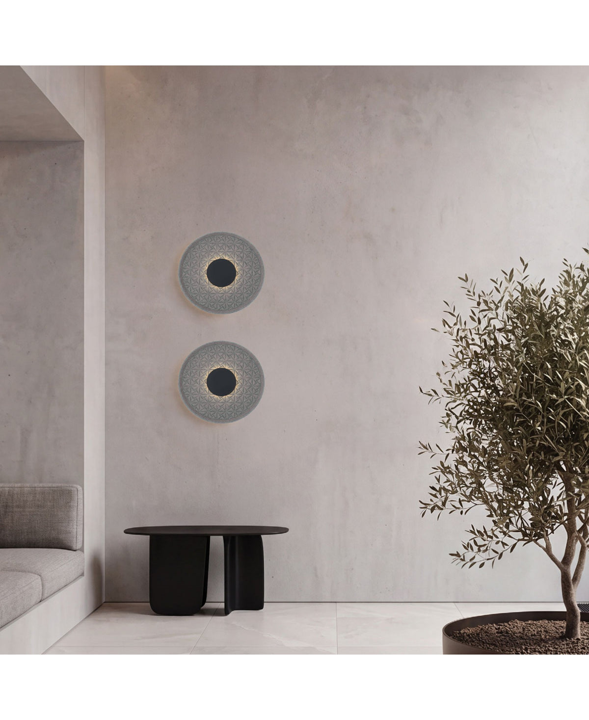 Vue large d'un intérieur minimaliste avec deux luminaires muraux et olivier en pot