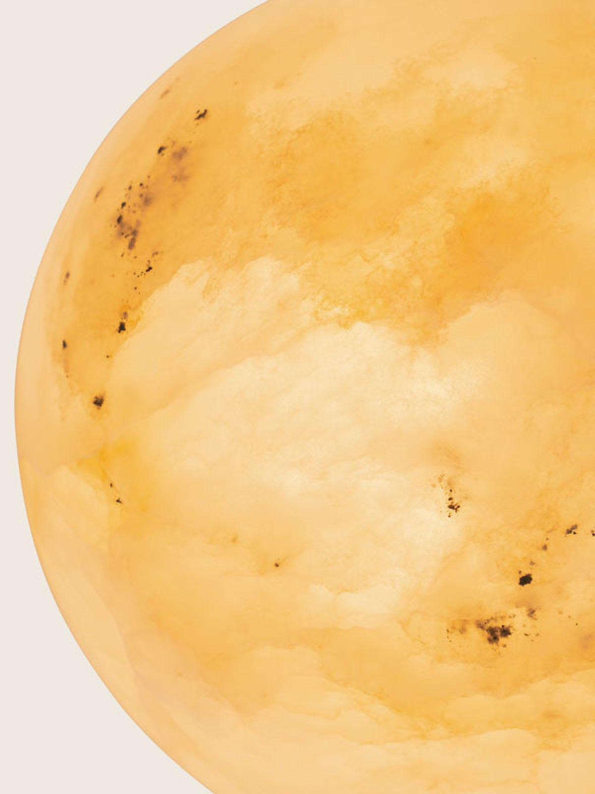 Détail macro de la pierre d'albâtre veinée, translucide et chaude une fois allumée