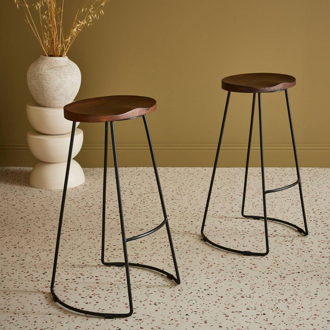 Alice'S Home - Lot De 2 Tabourets De Bar Bois De Manguier Teinté Noyer Et Acier. Avec Repose Pieds. 75Cm | Designix - Amazon    - https://designix.fr/