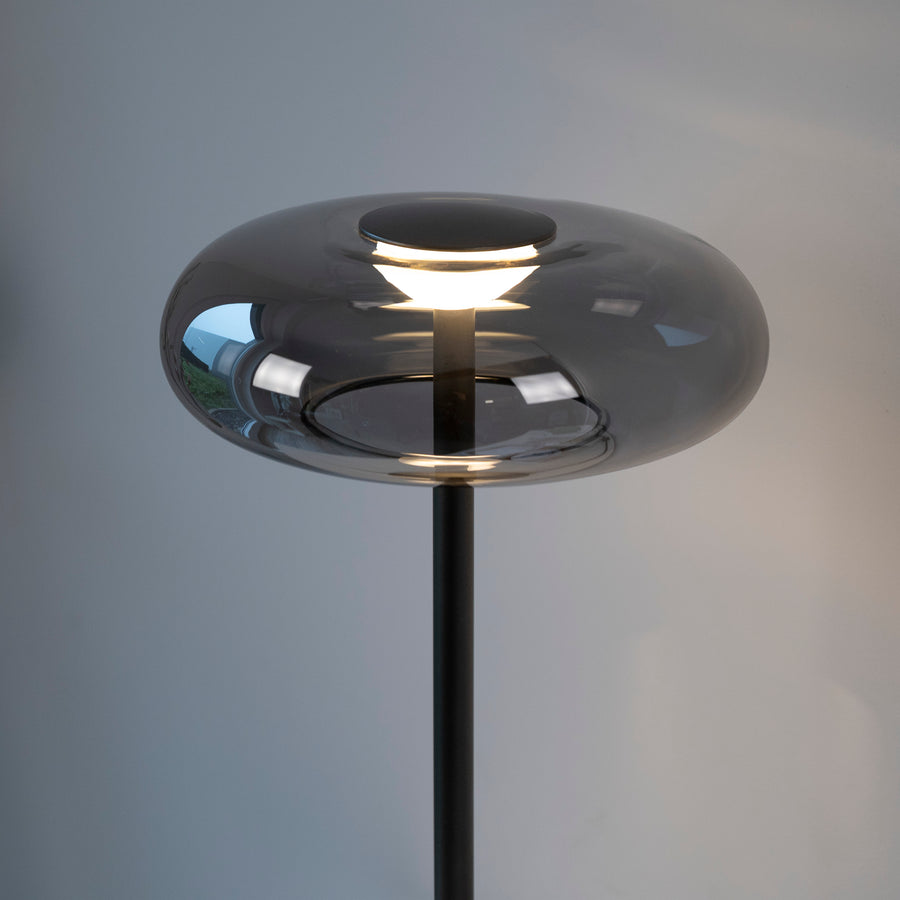 Détail rapproché de l'abat-jour en verre fumé et ses reflets