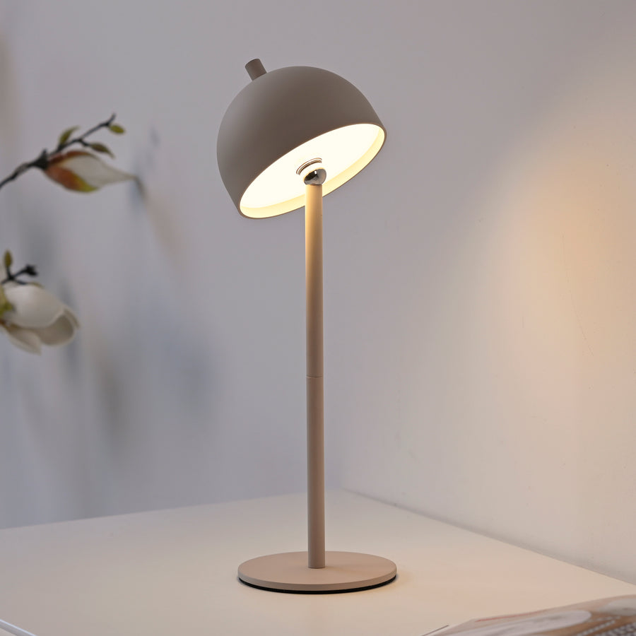 Détail de l'abat-jour orientable allumé posé sur un bureau
